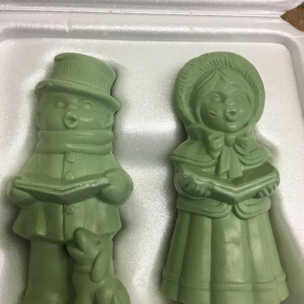 Vintage Bath Soap-AVON Christmas Carollers Decorative Soap has not been used.